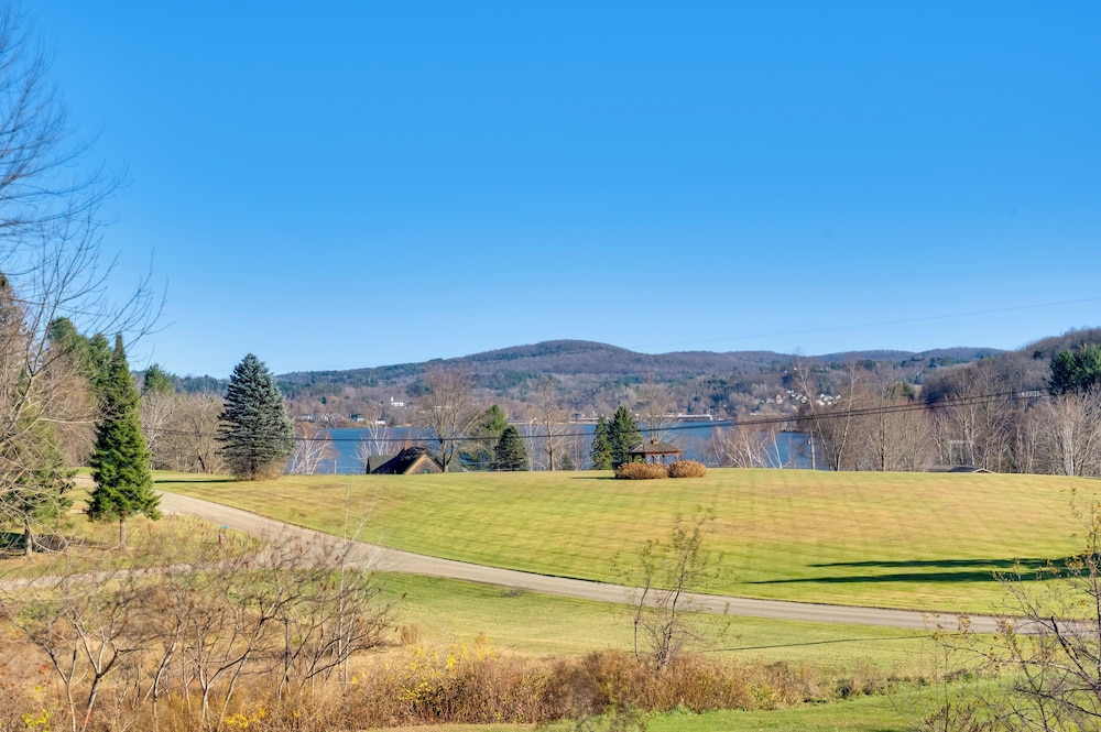 Couple's Retreat w/ Lake View in Newport!