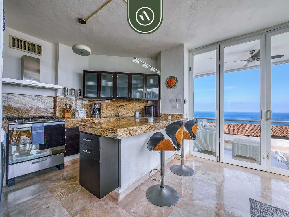 Corner 2 BR Condo - Spectacular Oceanview Sunsets