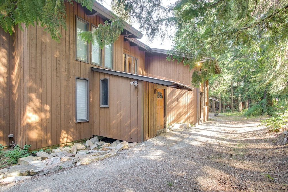 Twin Lakes Retreat: Lake, Pool & Golf Access!