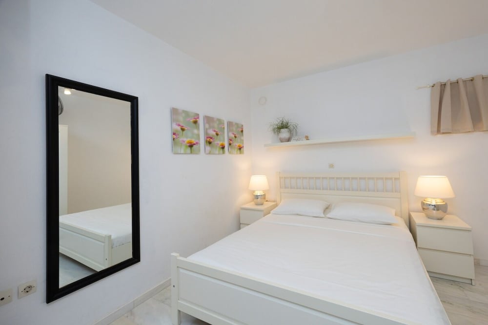 B4 Cycladic Home for 6 by the Beach