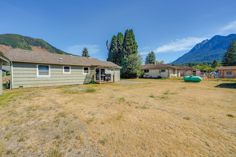 Darrington Rental w/ Private Yard & Mountain Views view 5