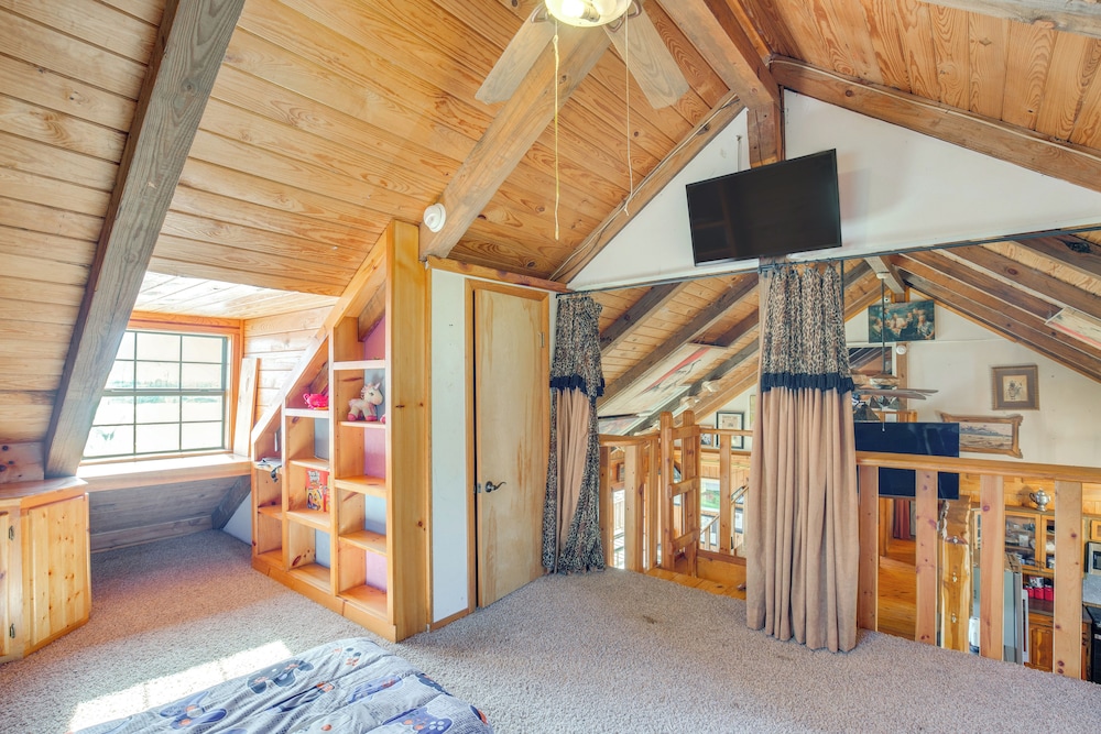 Private Lake On-site: Secluded Retreat in Grant!