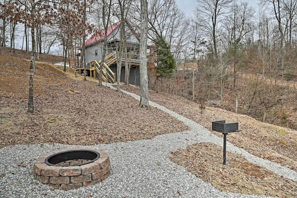 Cozy East Bernstadt Cabin w/ Porch  Fishing Lake! - Property Image 8