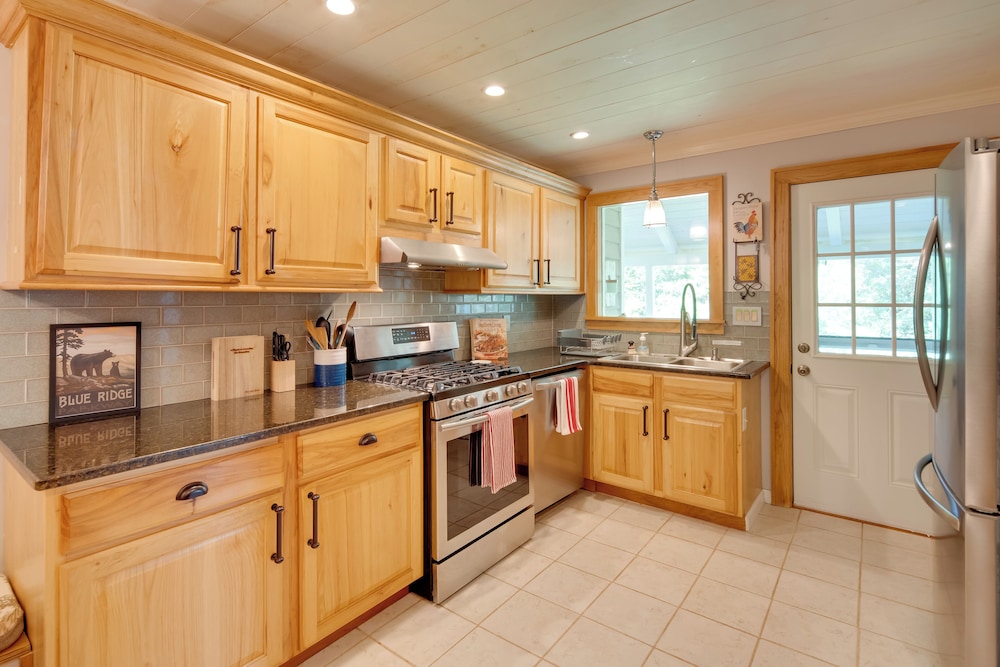 Getaway w/ Guest House - 6 Mi to Lake Glenville!