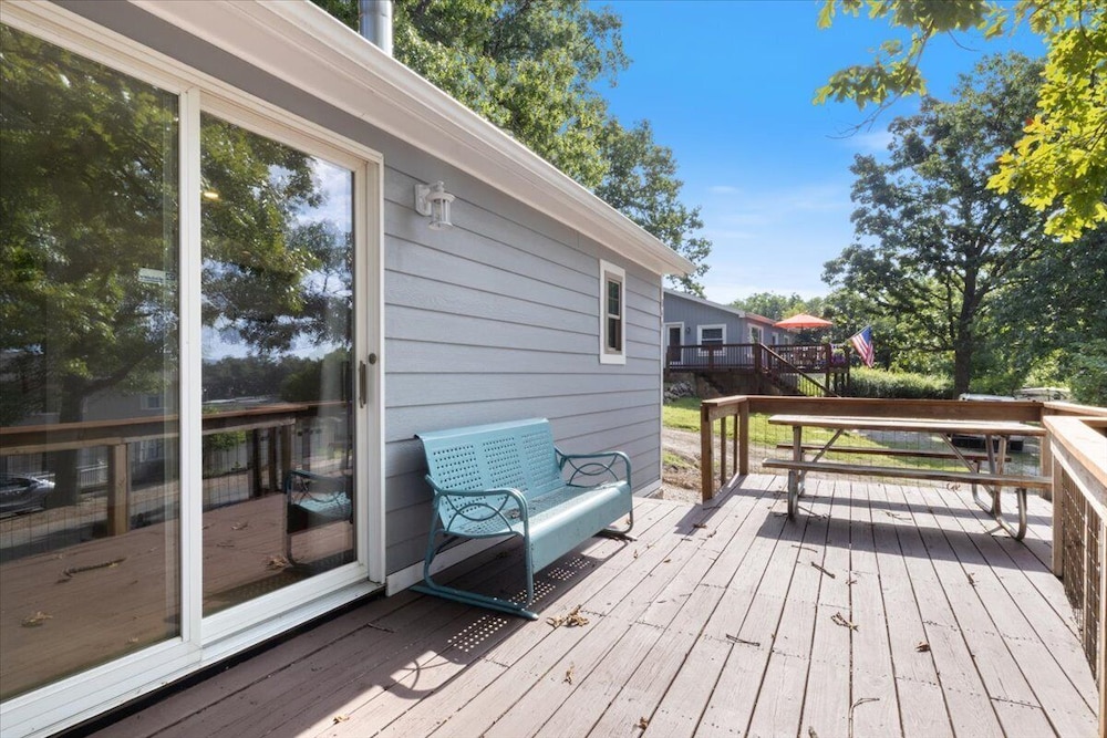 Lakefront Home in a Quiet Cove, Private Dock, Outdoor Dining & Fishing