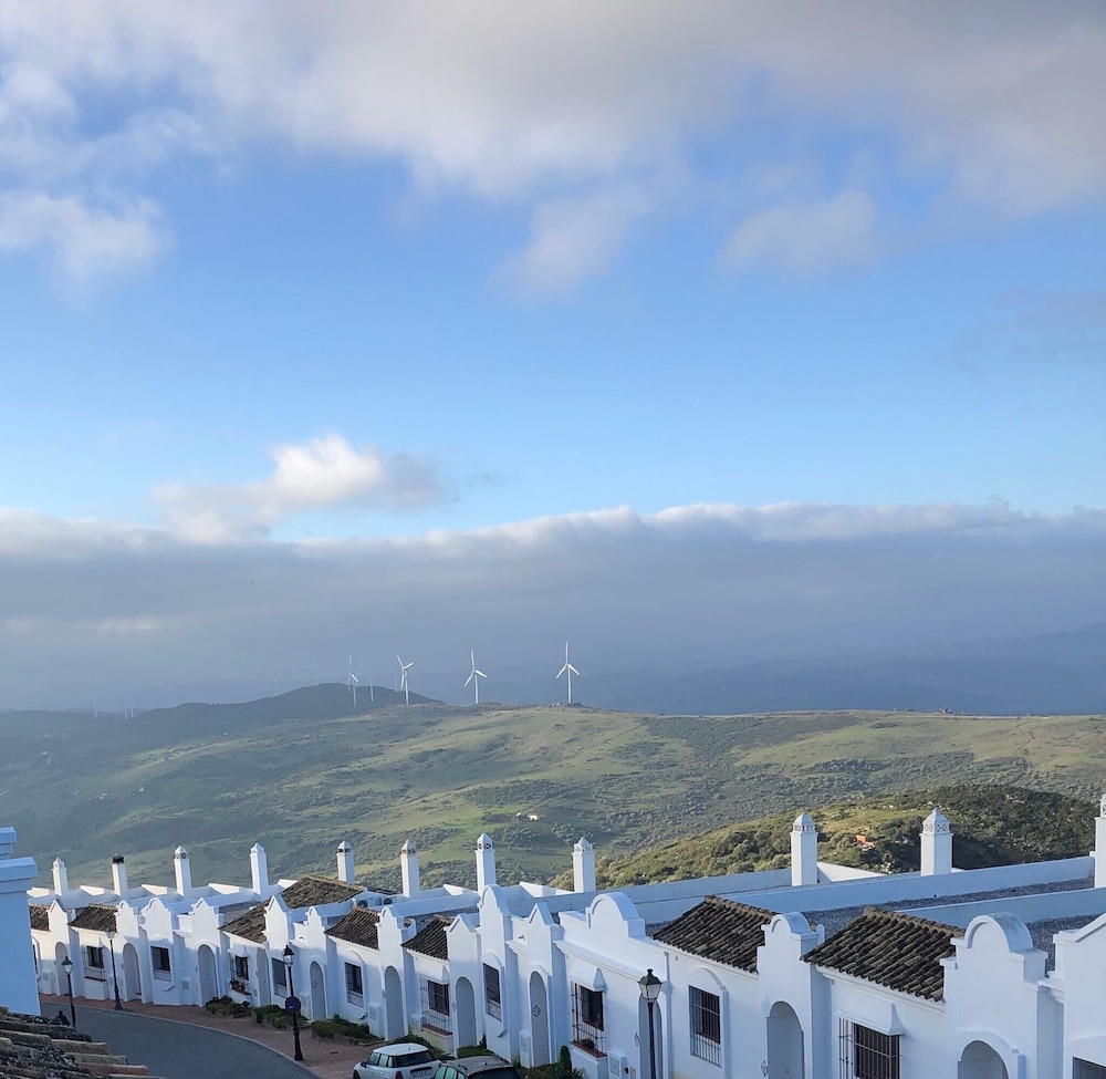 Stylish House, Patio, Pool, Mountains, Stunning White Village, sea 20 Mins Away