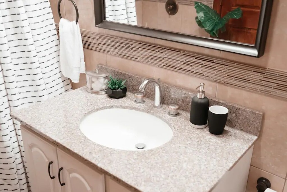 2BR Apt - Central Modern
