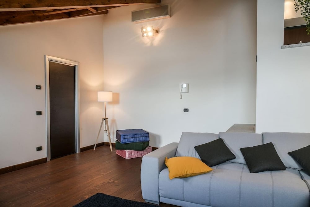 La Finestra sul Lago Luxurious Apartment Furnished view 4