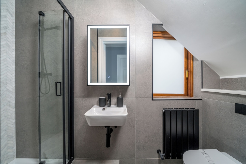Chic 2BR Battersea Flat - Terrace & Pet-Friendly