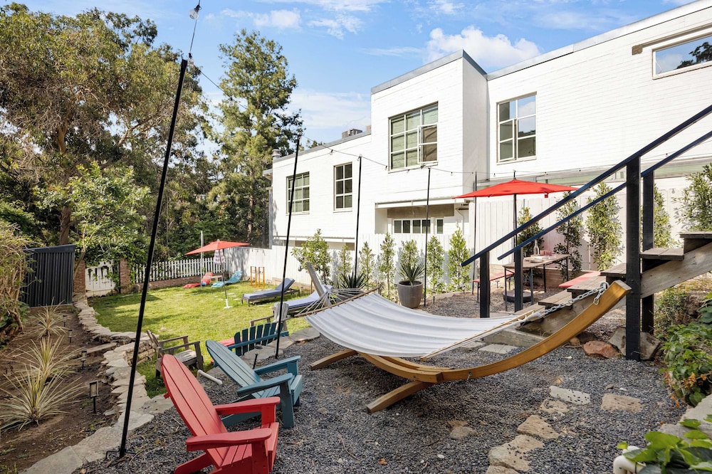 Chic LA Hideaway w/ Soaking Tub, Firepit Lounge & Tranquil Backyard