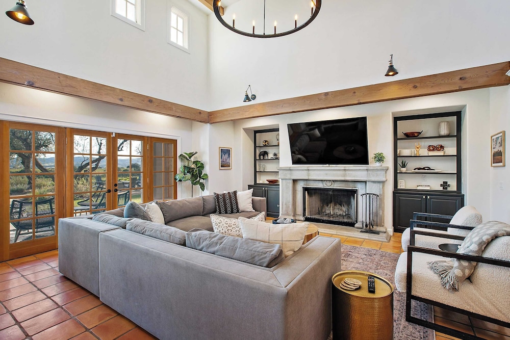 Wellsona Vineyard Retreat + Pool, Hot Tub, Views Main Home + Guest Home