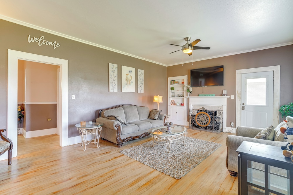 10 Mi to Caddo Lake: Charming Cottage in Vivian!