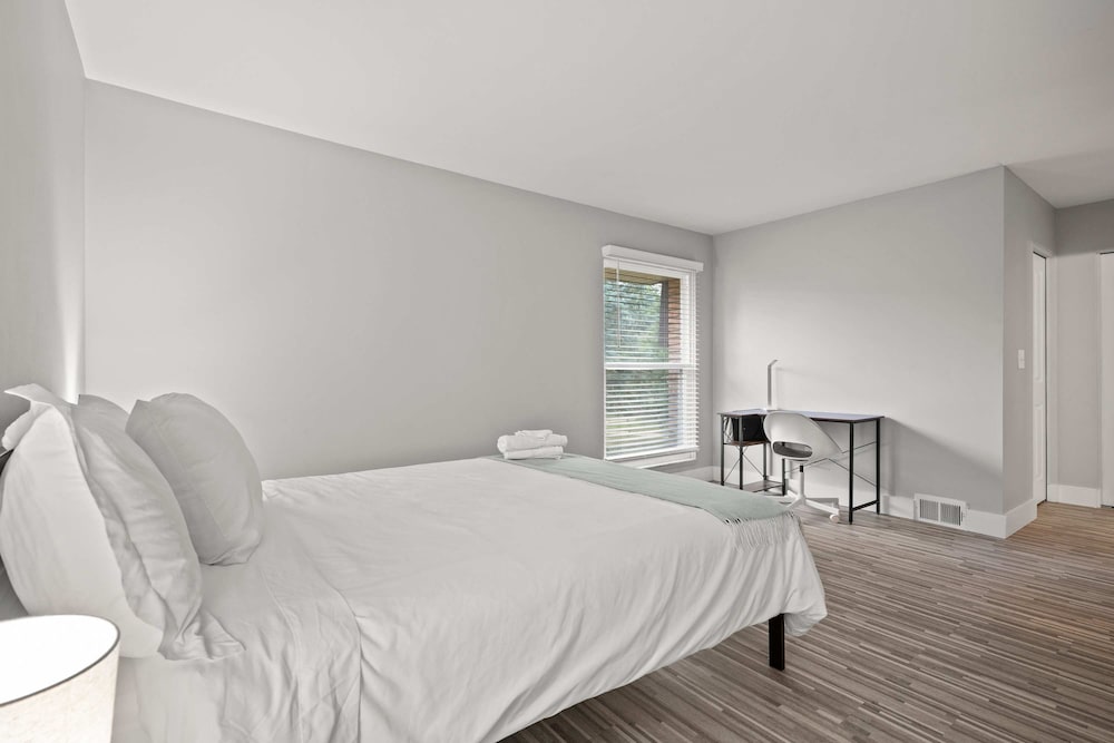 Stylish 2BR 2BA Stay in Prime Location