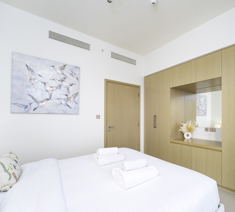 Sleek 1BR in Burj Royale with Canal View