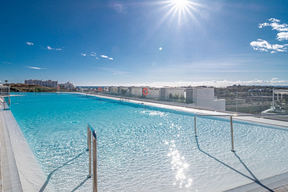OV2 1B - Bright and Modern 3 Bedroom Apartment