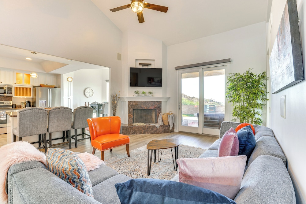 Mtn & City Views: Stunning Villa in Phoenix!