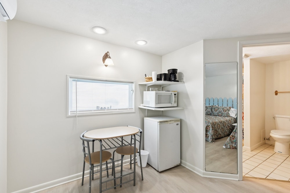 Dave's Last Resort Poolside - Long Stay Discount - Comforting Cabin 2 1 Bedroom Hotel Room