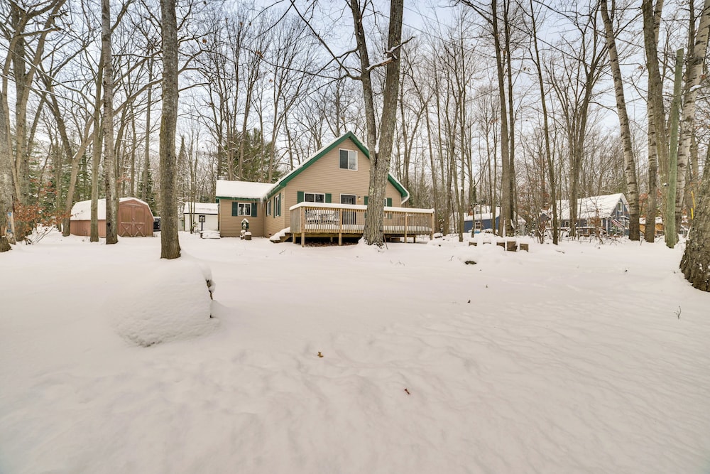 2 Blocks to Higgins Lake: Pet-friendly Family Home