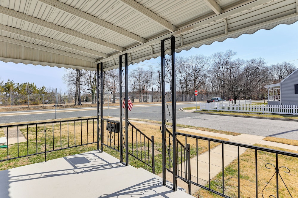 13 Mi to Downtown Baltimore: Quiet Home w/ Porch