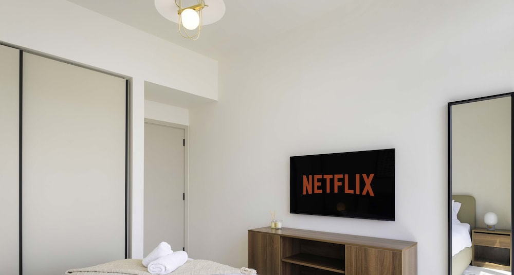 LUX The Marina Vista Beachfront Suite 2