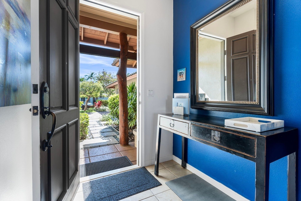 Walk to Restaurants/shopping - Excellent Golf Course Views - Private Beach Access - Vrkcv