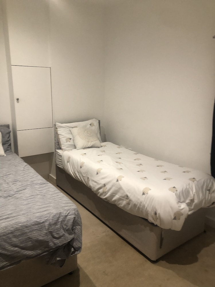Captivating 1-bed Apartment in Southampton view 2