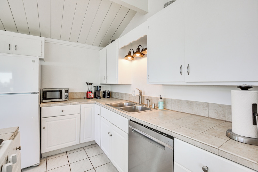 3 Mi to Balboa Park: Water-view Condo w/ Balcony