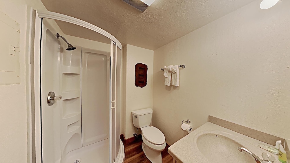 Nice 2 Bedroom Condo in Mammoth! Easy access to 3 Hot Tubs & Pool! by RedAwning view 5