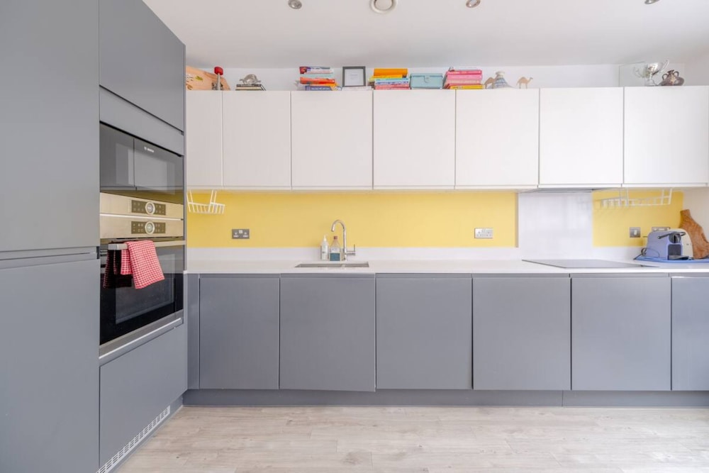 Bright 2 Bedroom Maisonette Near Stratford