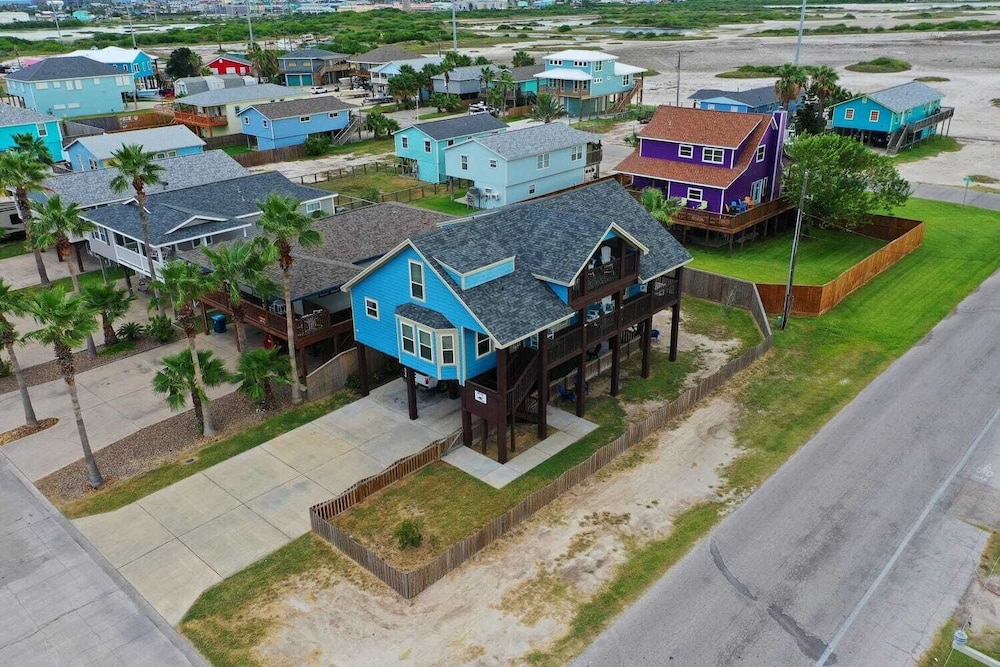 Sleeps 22 2 Homes w/ Private Pool, Game Room, Nature Views 7 BDR Avantstay