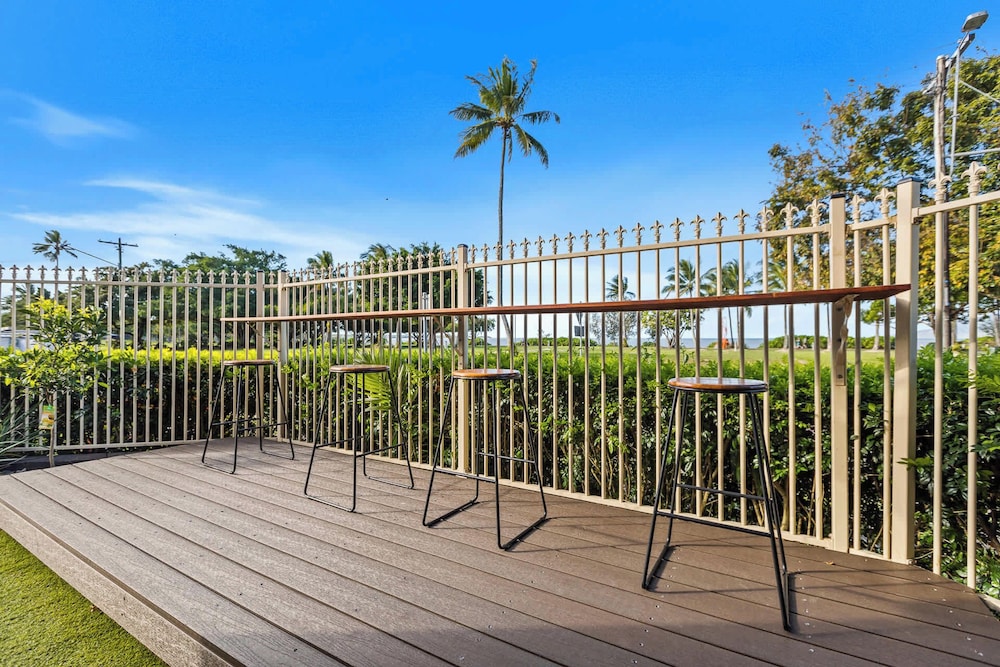 Rainforest Reef Retreat - Esplanade Ground-floor Apartment