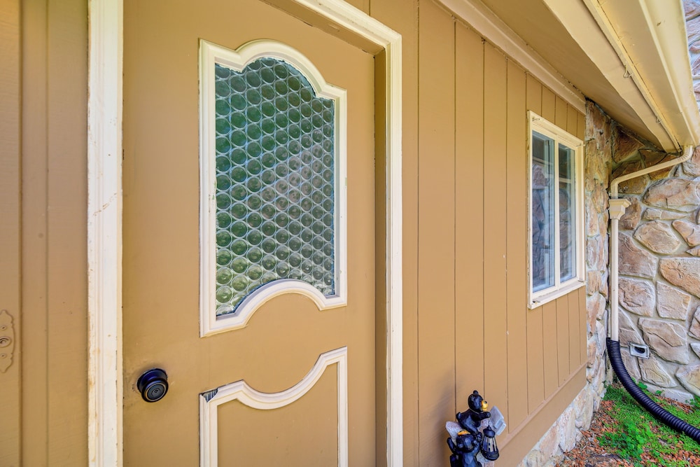 17 Mi to Coal Canyon Trail: Scenic Mtn-view Apt!