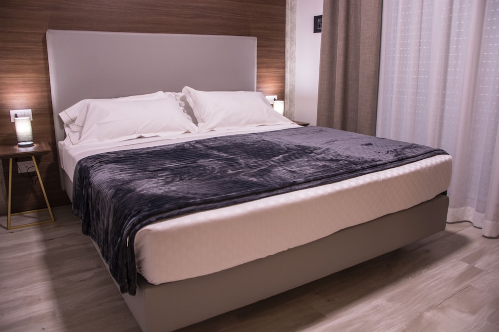 8 Room Hotel