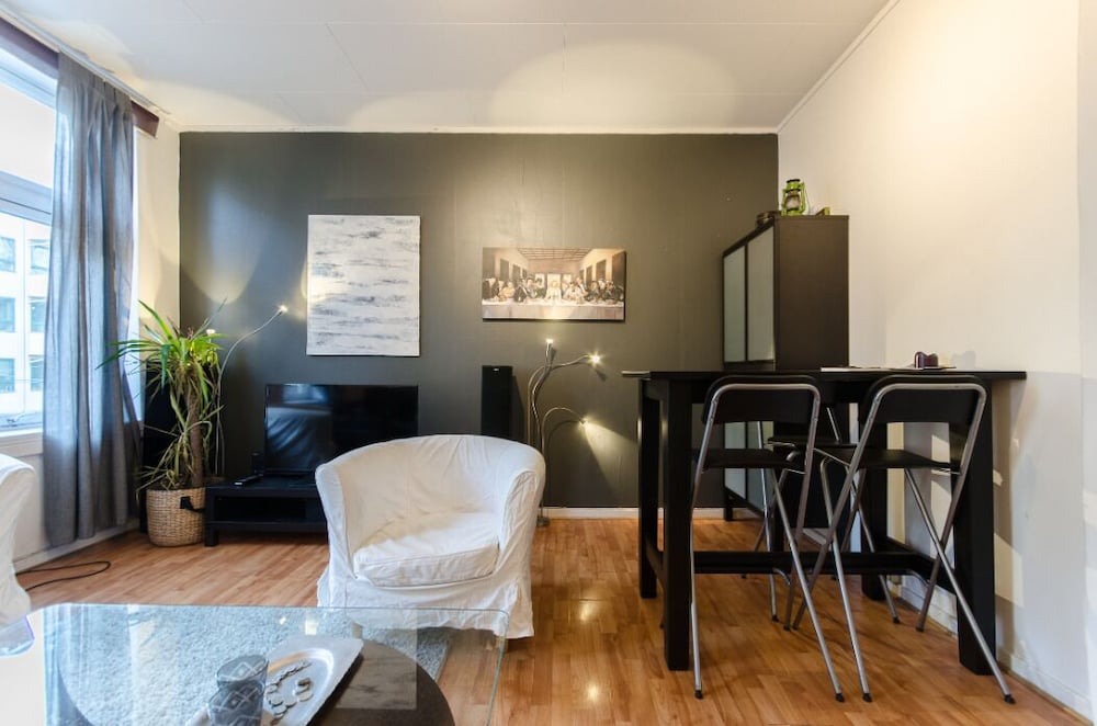 StayPlus Comfy 1BR Apt - Hip Area view 4