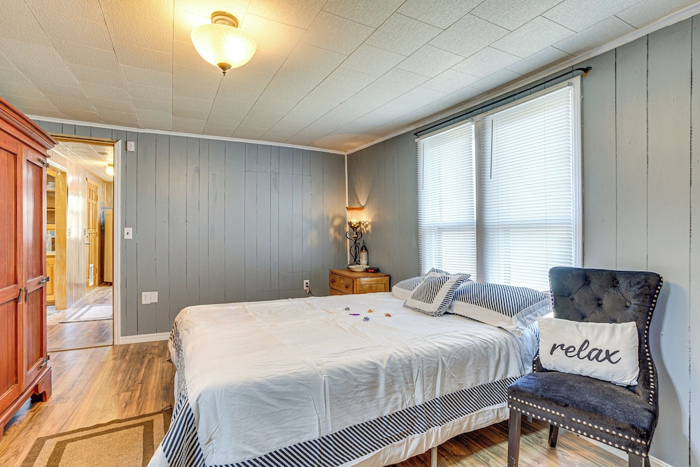 Cozy Oklahoma Family Home w/ Private Yard & Grill view 5