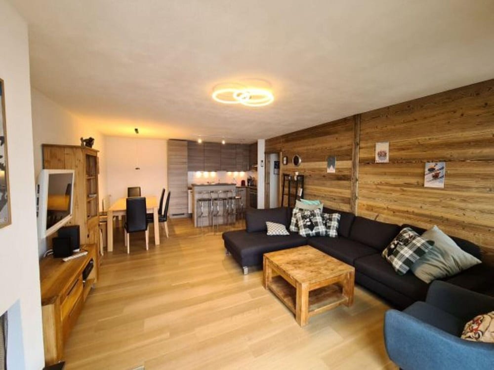 Spacious Apartment With Garden Furniture
