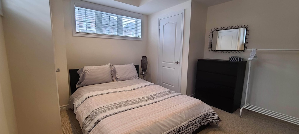Spacious 2 BR, 3 Beds, Sleeps 6, Kitchen, Laundry view 4