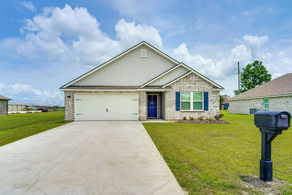 12 Mi to Avery Island: Spacious Family Home!