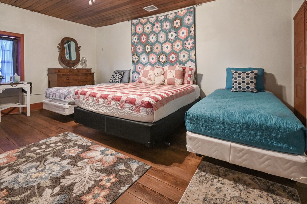 Stein Haus Ranch 4 Bedroom Home by RedAwning view 3
