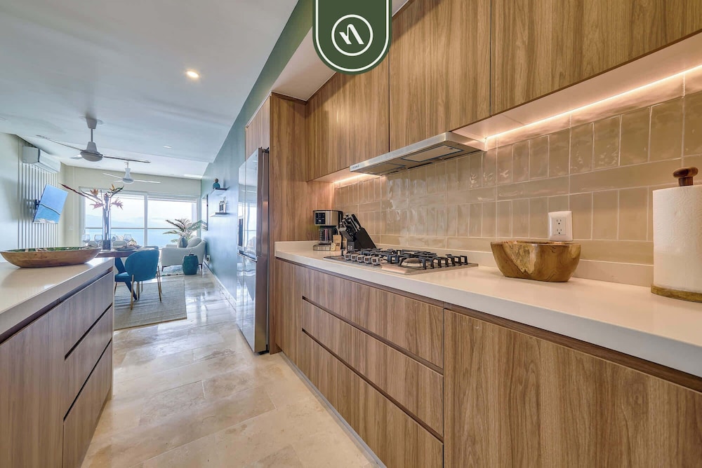 Beachfront Tropical 2 BR Condo - Pools - Gym