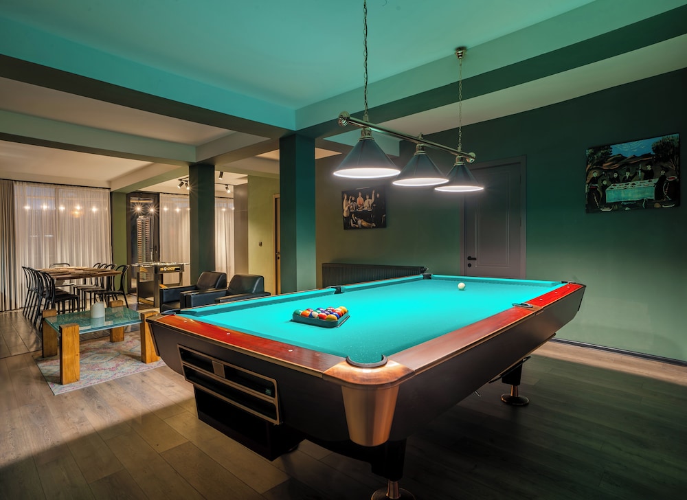 Niabi 4BDR Apartments with billiards
