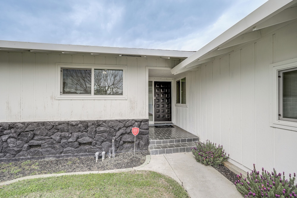 4 Mi to San Joaquin River: Remodeled Home w/ Patio