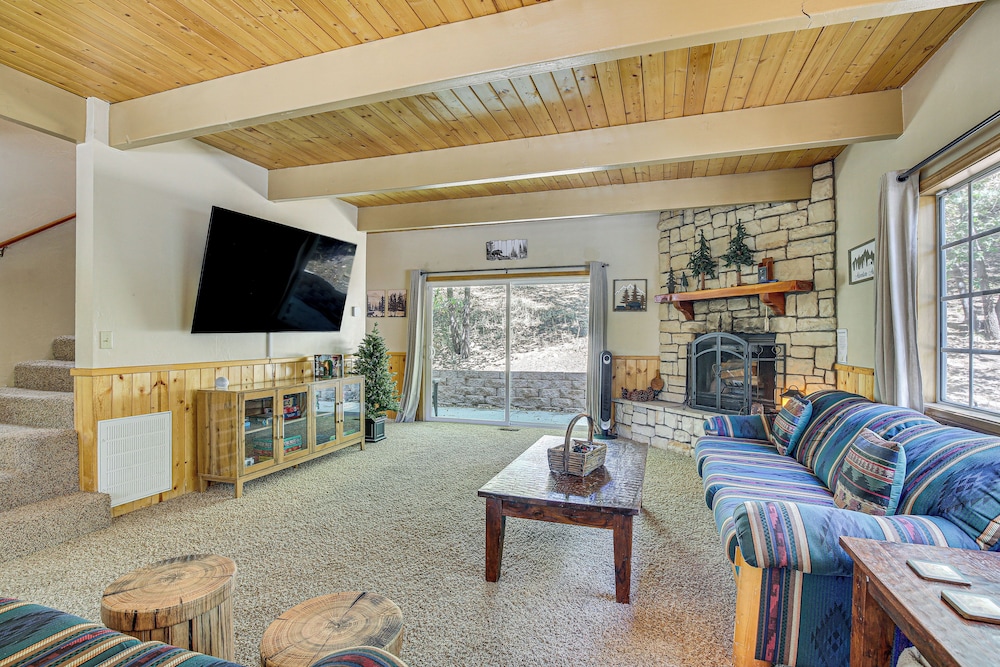 Big Bear Lake Cabin w/ Deck, Grill & Fireplace!