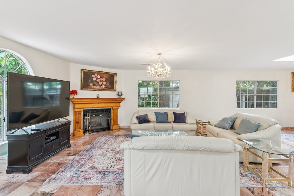 Russell House Near Hollywood & Griffith Park 3 Bedroom Home