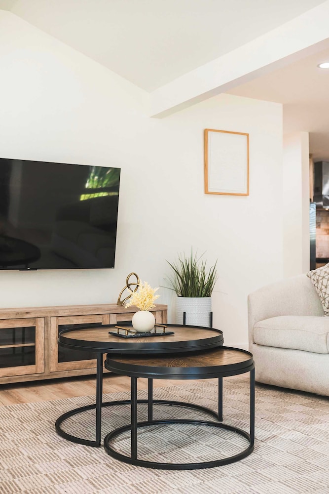 Not Affected by the Fire/spacious Modern Retreat w Luxury Amenities & Style