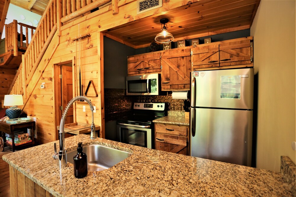 Always & Forever 1 Bedroom Cabin by RedAwning view 4