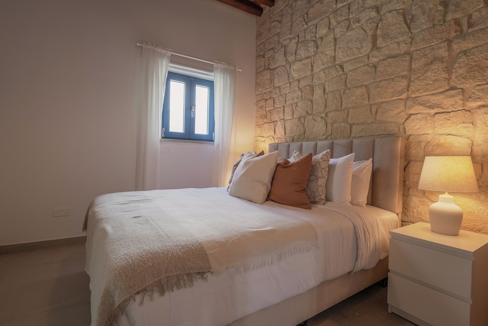 Phaedrus Living Peristerona Traditional House