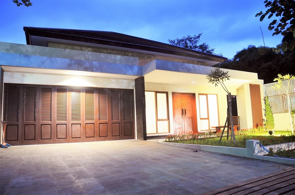 Chamomile Hill View 6BR Villa pool and movie room
