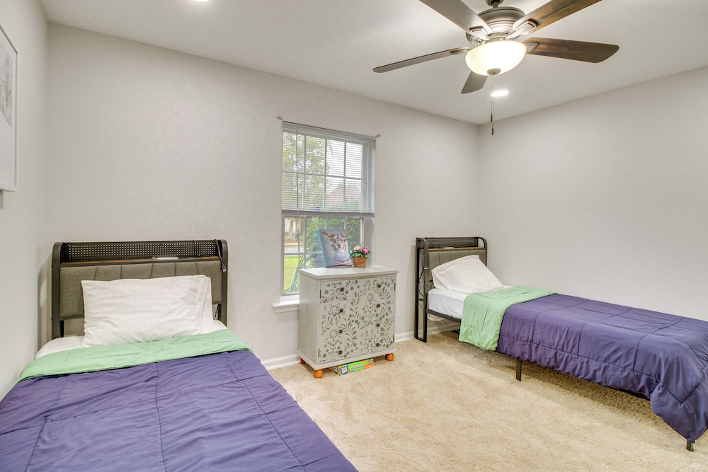 3 Mi to Oglethorpe Mall: Home w/ Fenced Yard!