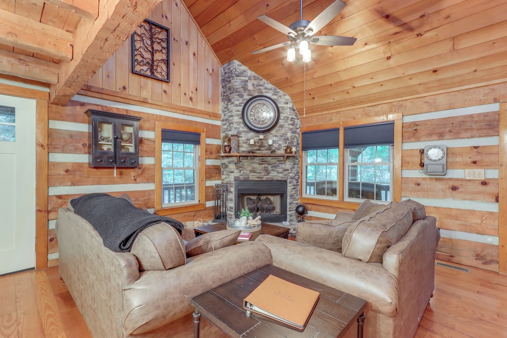 Near Hiking Trails: Hot Tub Haven in Ellijay!